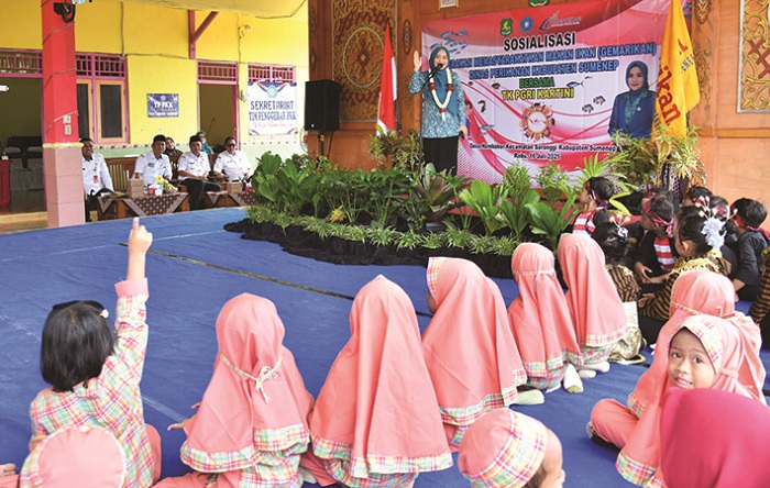 MERAKYAT: Ketua TP PKK Sumenep Nia Kurnia Fauzi saat mengampanyekan Gemarikan di di TK PGRI yang terletak di Desa Nambakor, Kecamatan Saronggi, Rabu (16/7). (PROKOPIM SUMENEP UNTUK JPRM)