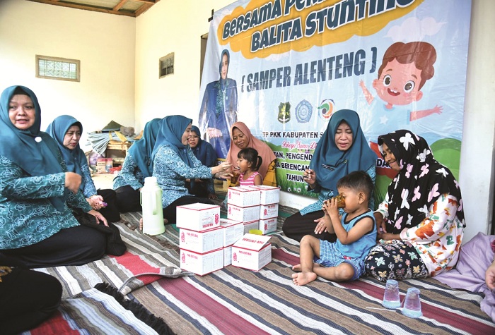 TURUN LANGSUNG: Ketua TP PKK Sumenep Nia Kurnia Fauzi saat turun ke Desa Lapa Taman, Kecamatan Dungkek, Senin (14/7). (PROKOPIM SUMENEP UNTUK JPRM)