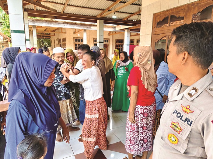TEWAS: Warga saat mengevakuasi korban (Mirza) ke rumahnya di Desa Tamberu Barat, Kecamatan Sokobanah, Sampang, usai ditemukan tenggelam, Sabtu (19/7). (HUMAS POLRES UNTUK JPRM)