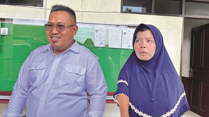 MENCARI KEADILAN: Sumini selaku korban penipuan didampingi kuasa hukumnya usai mengikuti sidang di Pengadilan Negeri Bangkalan, Kamis (26/6). (ZEINAL ABIDIN/JPRM)