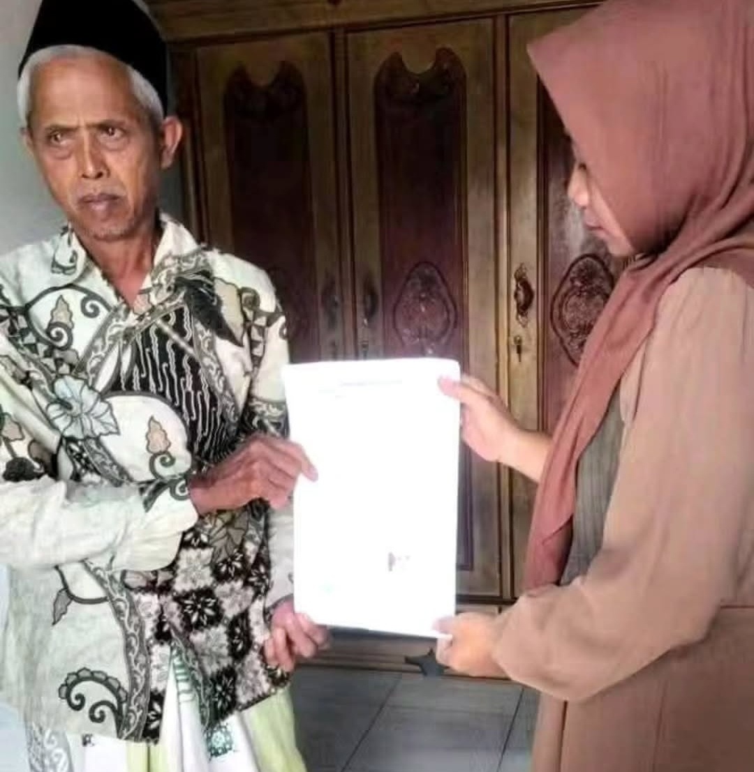 Guru madin dan orang tua siswa saat menunjukkan surat kesepakatan.