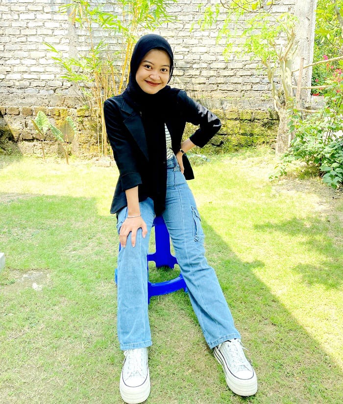 KEREN: Afifah Azzah saat menggunakan pakaian casual blazer di Kelurahan Lawangan Daya, Kecamatan Pademawu, Pamekasan, Sabtu (19/7). (AYU LATIFAH/JPRM)