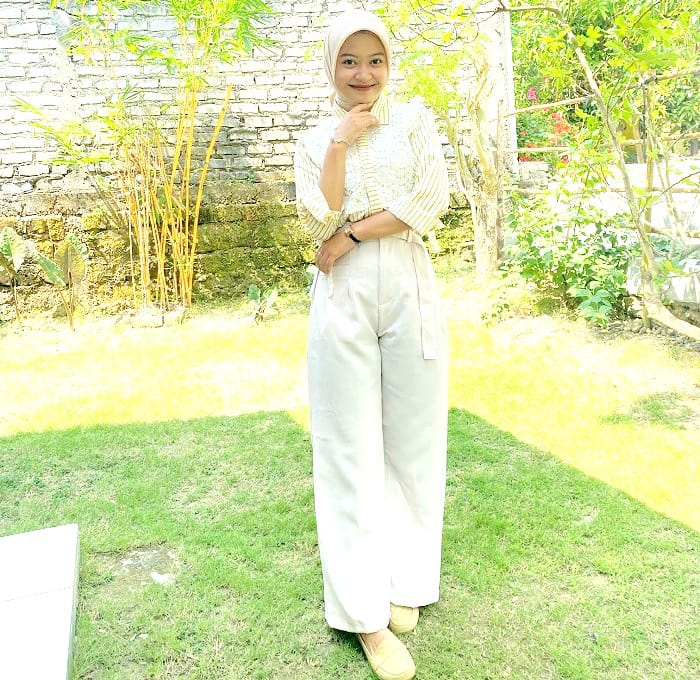 ELEGAN: Afifah Azzah tampil percaya diri dengan pakaian casual di rumahnya yang terletak di Kelurahan Lawangan Daya, Kecamatan Pademawu, Pamekasan, Sabtu (19/7). (AYU LATIFAH/JPRM)