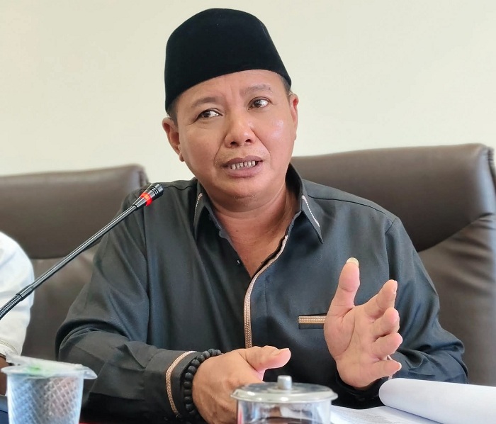 FOKUS: Ketua Pansus Raperda Perlindungan dan Pemberdayaan Petambak Garam Masdawi (tiga dari kiri) saat mengikuti rapat di kantor DPRD Sumenep. (DPRD UNTUK JPRM)
