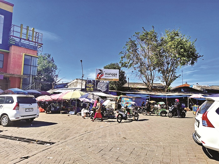 LANDAI: Sejumlah warga sedang beraktivitas di area Pasar Anom Baru Sumenep yang terletak di Jalan Trunojoyo, Sabtu (19/7). (MOH. LATIF/JPRM)