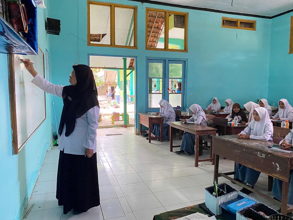 PENDIDIK: Guru PAI MAN 2 Pamekasan sedang mengajar siswa di dalam kelas beberapa waktu lalu.