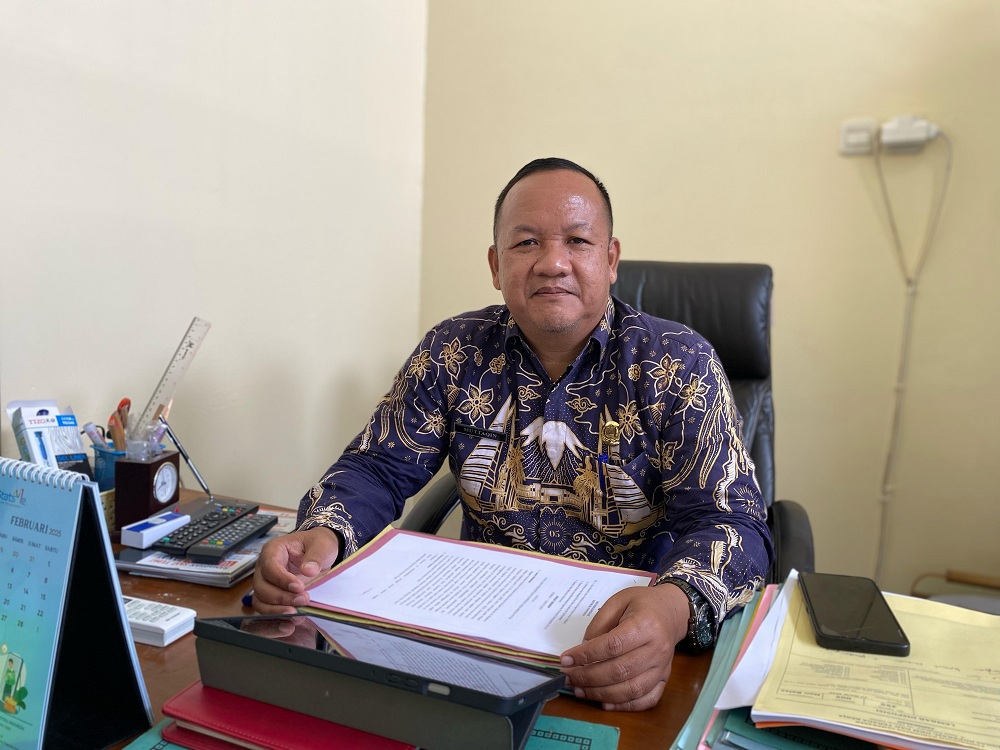 AKTIF: Kepala Diskop UKM Naker Pamekasan Muttaqin saat ditemui di ruangannya, Jumat (21/3).