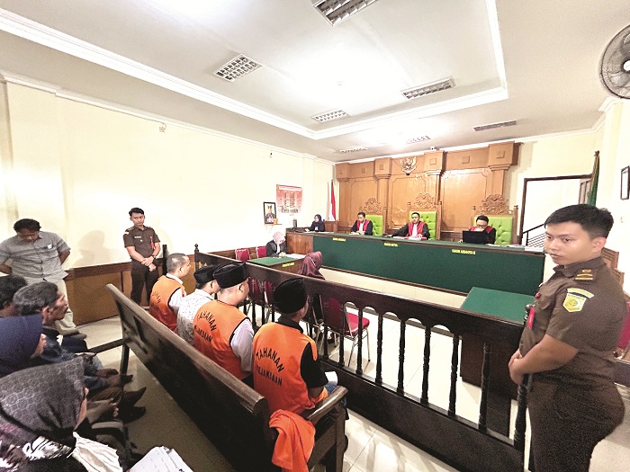 BERWIBAWA: Majelis hakim PN Bangkalan memimpin jalannya sidang lanjutan kasus dugaan pencurian yang menyeret oknum anggota Bhayangkari Cabang Bangkalan Senin (21/7). (VIVIN AGUSTIN HARTONO/JPRM)