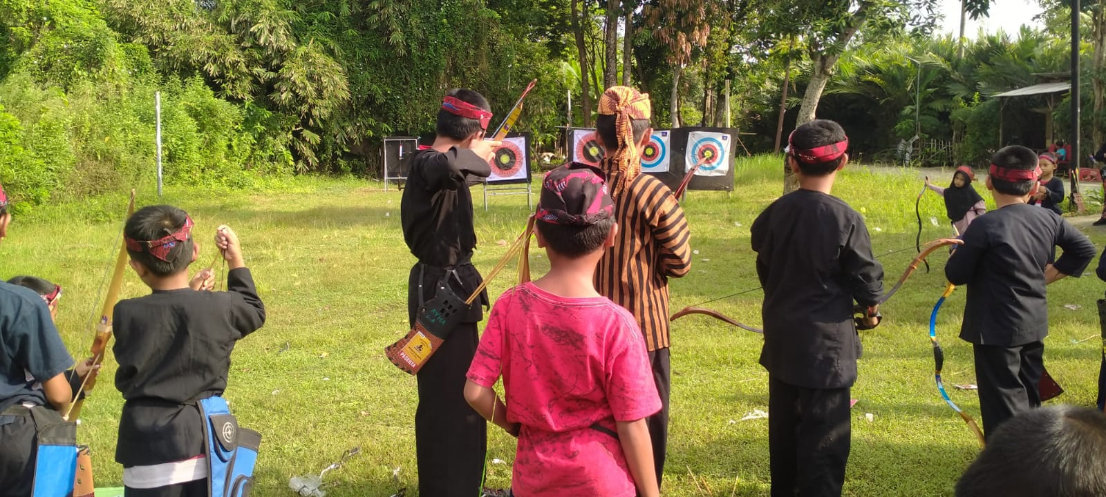 GIAT: Puluhan atlet panahan Bangkalan mengikuti seleksi Fornas di Lapangan Padepokan Songgo Sukmo, Minggu (13/7).