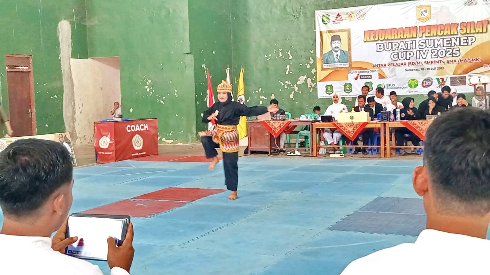 FOKUS: Peserta Kejuaraan Pencak Silat Bupati Sumenep Cup 4 menunjukkan keahliannya di Gor KONI, Desa Pabian, Kecamatan Kota Sumenep, pada Sabtu (19/7).