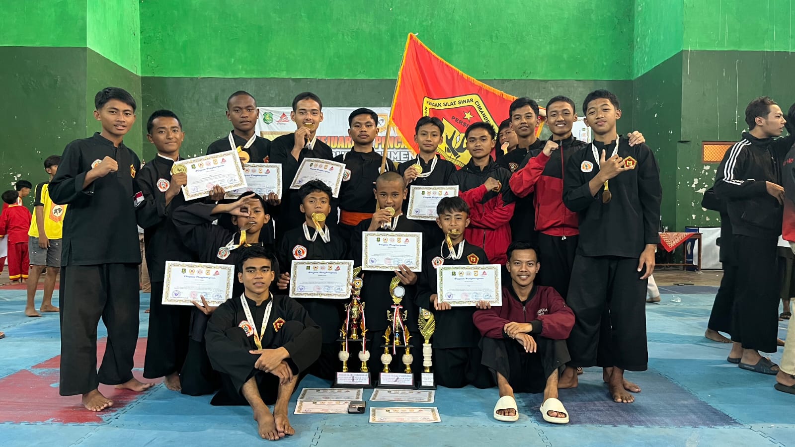 JUARA UMUM: Kontingen atlet pencak silat dari Ponpes Al-Amien, Prenduan, Sumenep usai tampil pada kejuaraan Pencak Silat Bupati Sumenep Cup IV 2025.