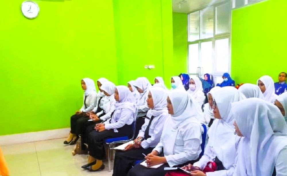 SEMANGAT BARU: Sejumlah CPNS mengikuti pembekalan di kantor BKPSDM Sampang, Kamis (3/7).