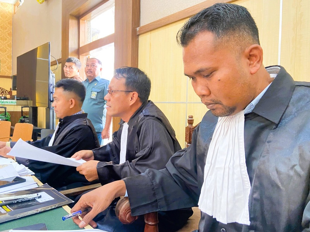 RAPI: Para penasihat hukum terdakwa saat mengikuti sidang pemeriksaan saksi dalam kasus dugaan pemalsuan surat PAW Kades Gugul, Senin (30/6).