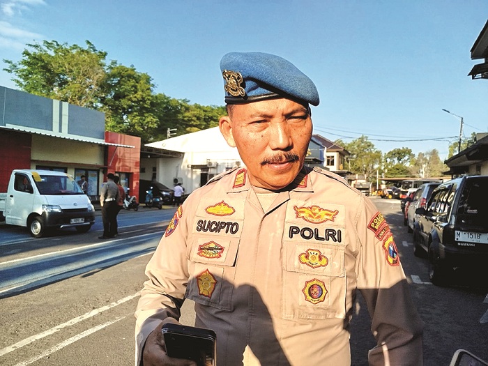 BERI KETERANGAN: Kasipropam Polres Bangkalan AKP Sucipto saat diwawancara di area Mapolres Bangkalan Senin (21/7). (ISTIMEWA)