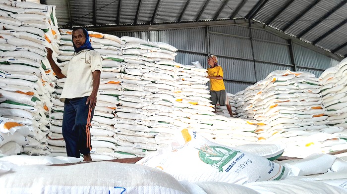 STOK: Pekerja sedang menata banpang beras di Gudang Bulog Bangkalan, Jalan Halim Perdanakusuma, Kelurahan Mlajah, Jumat (11/7). (M. KHOLIL RAMLI/JPRM)