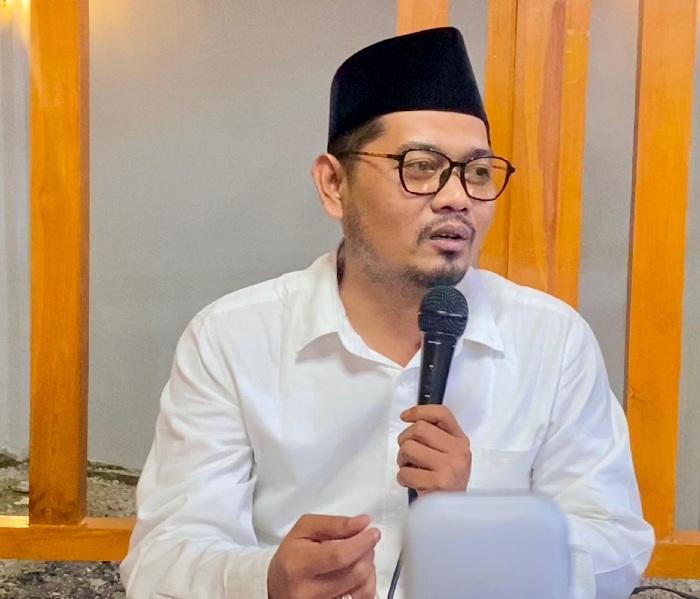 KECAM KERAS: Pengasuh PP Nurul Hikmah Blumbungan KH Anis Cipta Dewata saat memberikan tausiyah di Majelis Salawat Tangga Seribu, Senin (21/7) malam. (MOH. IQBAL AFGANI/JPRM)