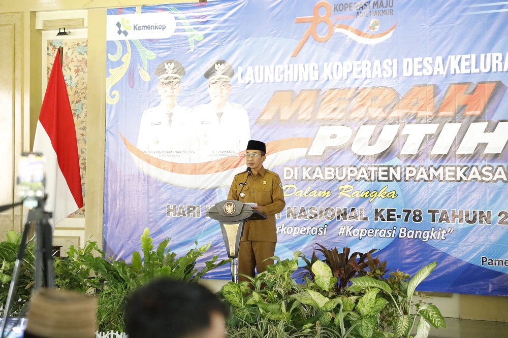 TEGAS: Bupati Pamekasan KH Kholilurrahman memaparkan tentang Koperasi Merah Putih di Mandhapa Agung Ronggosukowati kemarin.