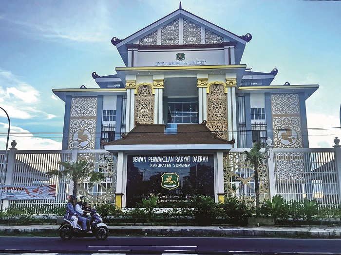 MEGAH: Pengemudi sepeda motor melintas di depan kantor DPRD Sumenep yang terletak di Jalan Trunojoyo, Desa Gedungan, Kecamatan Batuan, Sumenep. (DOK JPRM)