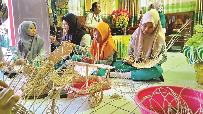 KREATIF: Siswa SDN Pangeranan 1, Kecamatan Bangkalan, mengikuti latihan menganyam Rabu (23/7). (M. KHOLIL RAMLI/JPRM)