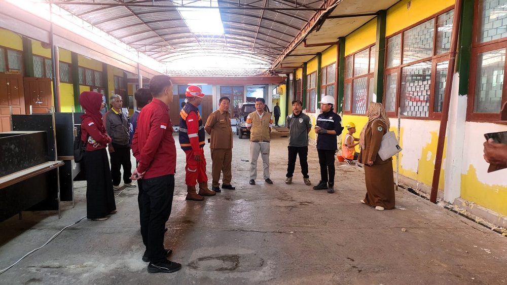 PROGRES: Kepala Dinsos Pamekasan, koordinator PKH, petugas pelaksana saat memantau pembangunan SR di Desa Buddagan, Kecamatan Pademawu, Senin (14/7).