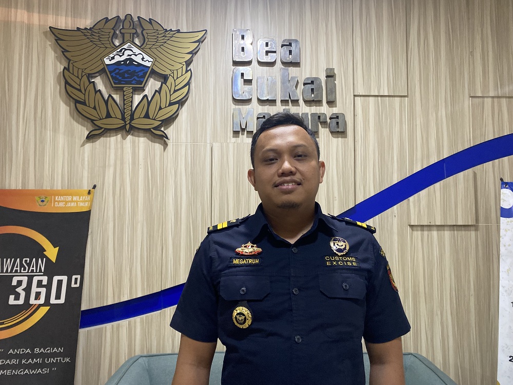PENEGAKAN: Megatruh Yoga Brata memberikan penjelasan saat ditemui di Kantor Pengawasan dan Pelayanan Bea dan Cukai Tipe Madya Pabean C Madura kemarin.