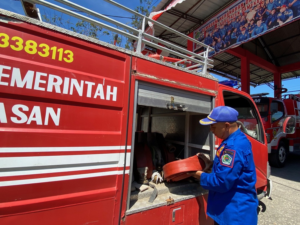 SIAP SIAGA: Zainuddin mengecek mobil Pemadam Kebakaran di Kantor Pemda Barat Kabupaten Pamekasan, kemarin.