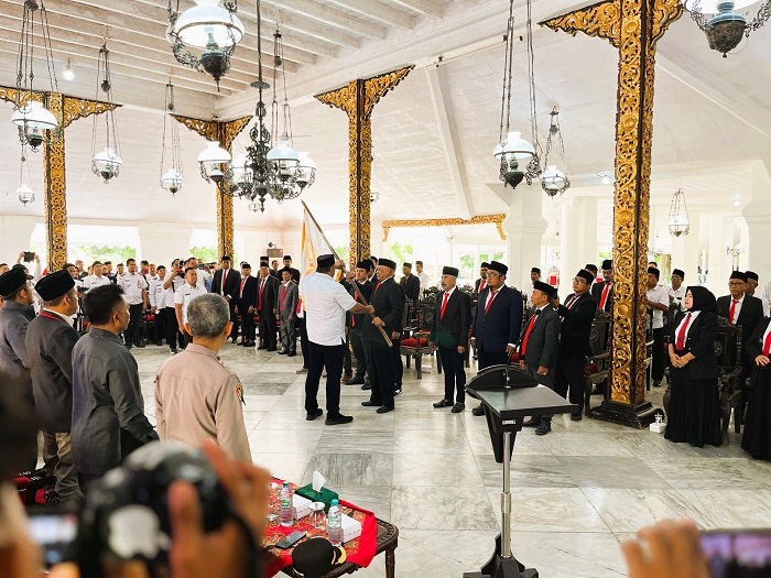 BERJALAN LANCAR: Pengurus PKDI Sumenep saat dikukuhkan di Pendopo Keraton Sumenep, Rabu (23/7). (MOH. IQBAL/JPRM)