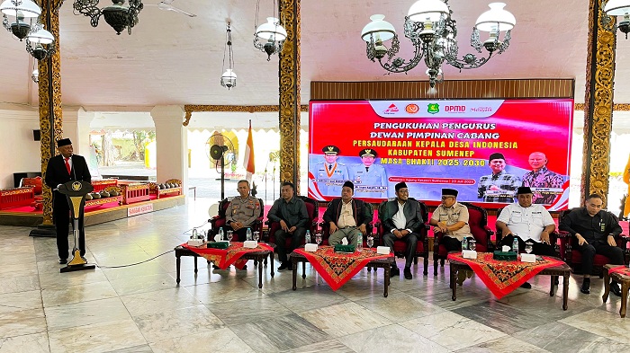 BERWIBAWA: Ketua PKDI Sumenep Abdul Hayat saat menyampaikan sambutan dalam acara pengukuhan di Pendopo Keraton Sumenep Rabu (23/7). (MOH. IQBAL/JPRM)