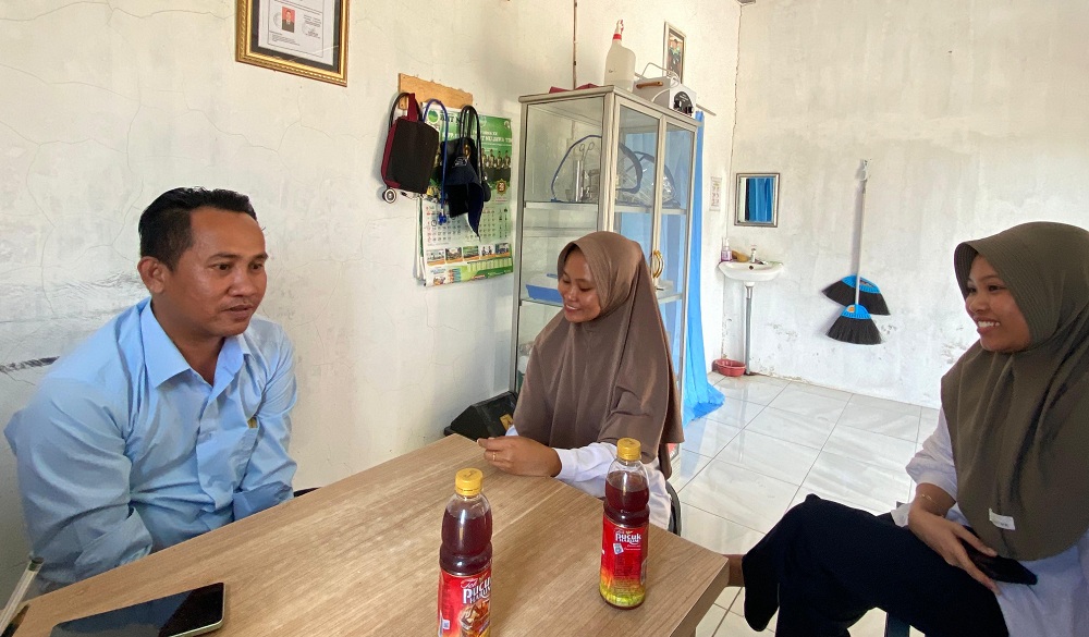 KLARIFIKASI: Dari kiri, Z beserta L saat ditemui awak media di tempat praktiknya di Desa Bangkes, Kecamatan Kadur, kemarin.