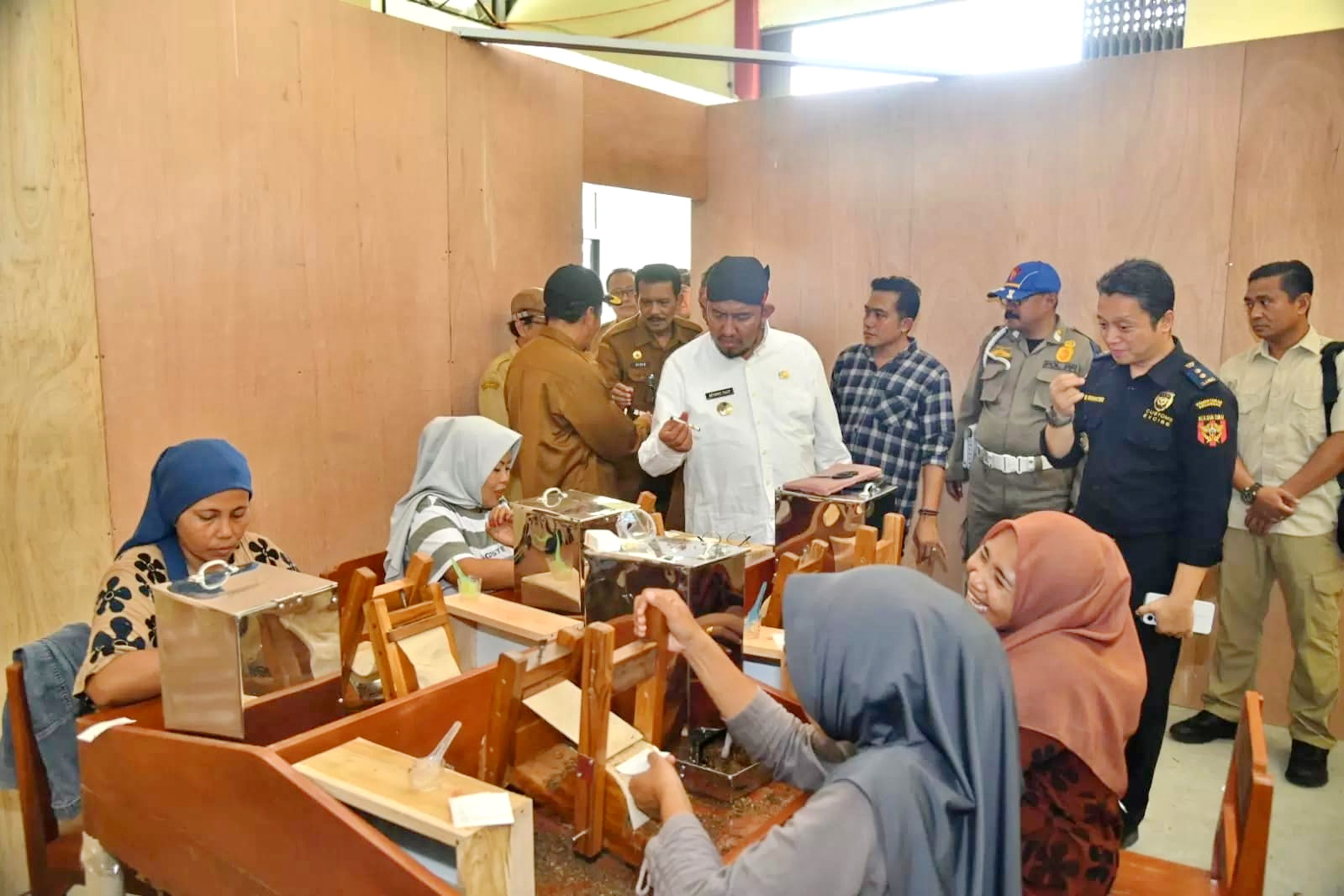 PANTAU LANGSUNG: Bupati Sumenep Achmad Fauzi Wongsojudo meninjau buruh yang sedang memproduksi rokok di gedung KIHT, Jumat (29/11/2024).