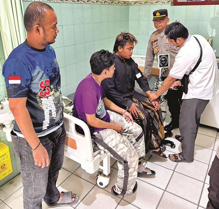 PENGHUNI SEL: Dua DPO terduga pelaku pencurian diperiksa kesehatannya sebelum ditahan, Selasa (22/7). (POLRES PAMEKASAN UNTUK JPRM)