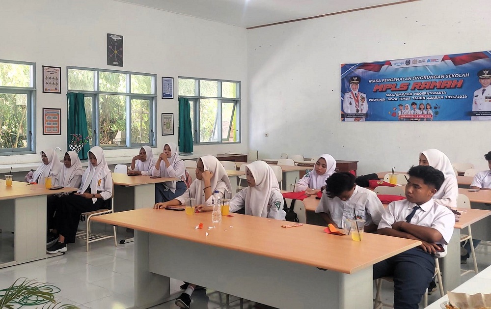 PESERTA DIDIK: Sejumlah siswa mengikuti kegiatan masa pengenalan lingkungan sekolah di SMA Negeri 4 Sampang, Selasa (15/7