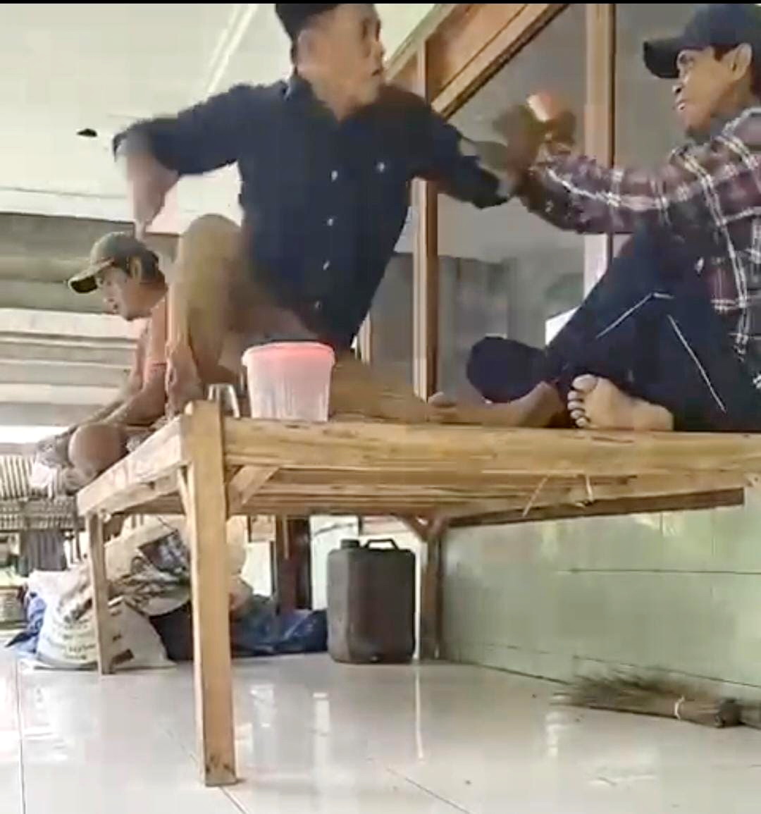 DIREKAM: Kepala Desa Angkatan Hudri (baju hitam) melakukan penganiayaan terhadap warganya, Rabu (14/5).