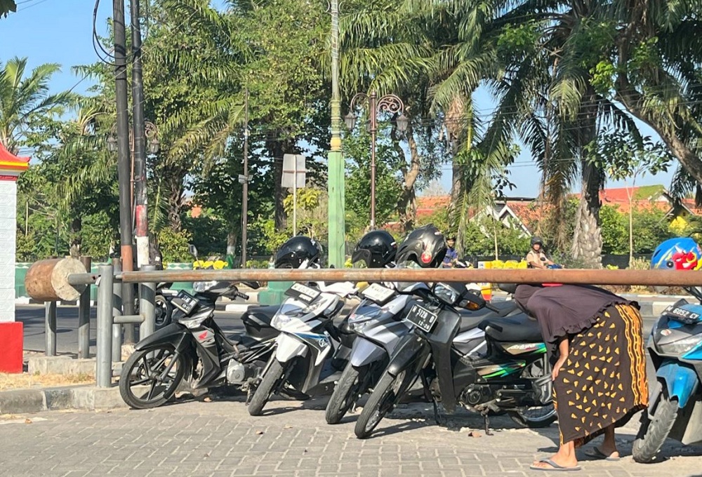 TAK KONSISTEN: Pengunjung melewati portal Eks PJKA Pamekasan kemarin.