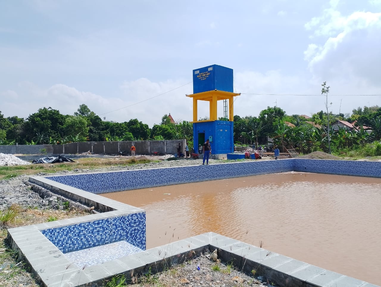 POTENSI DESA: Moh. Saniman selaku suami Kades Taddan Siti Romlah berada di wisata kolam pancing Desa Taddan, Kecamatan Camplong, Sampang, Rabu (23/07).