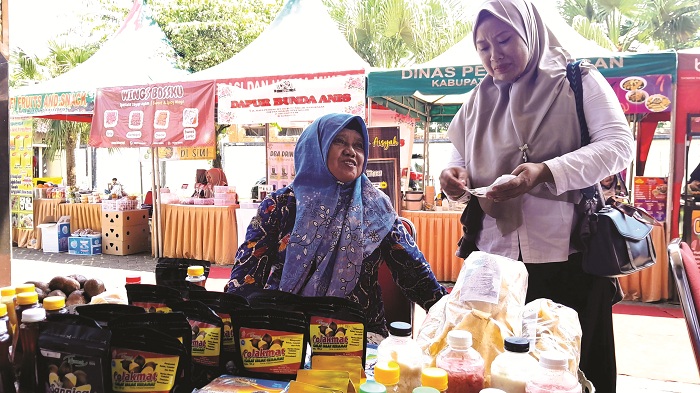 INOVATIF: Pelaku IKM Saniyah memamerkan produk usahanya saat peluncuran Koperasi Desa Merah Putih di Gedung Serbaguna Rato Ebuh, Bangkalan, Rabu (16/7). (M. KHOLIL RAMLI/JPRM)