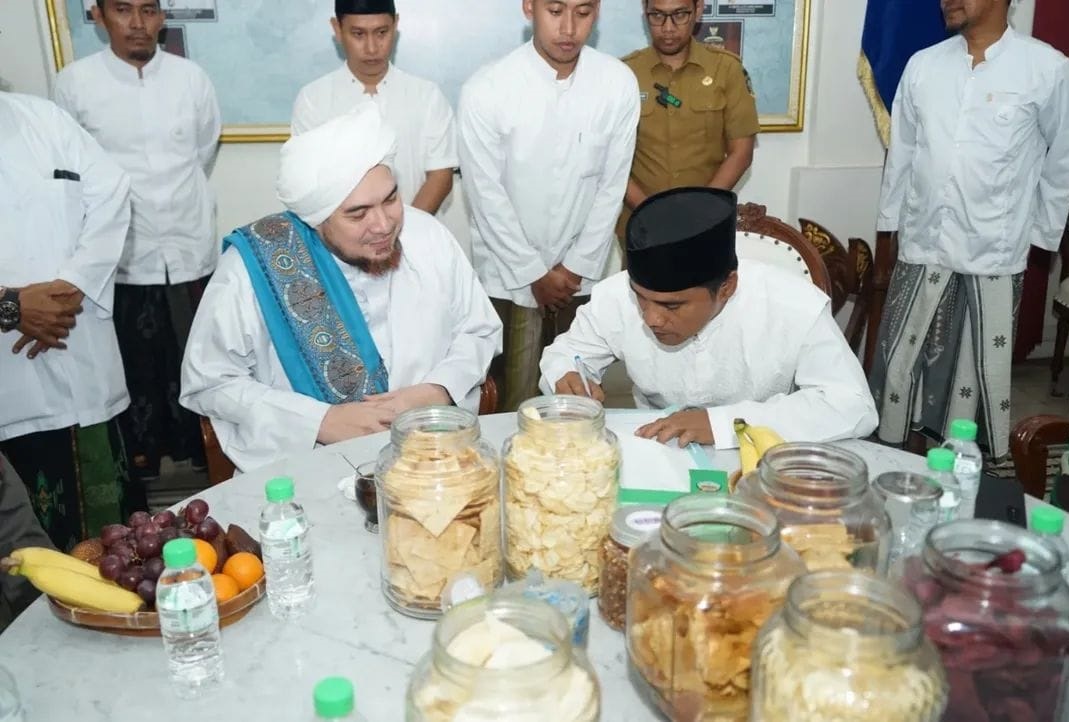 KOMITMEN: Bupati Bangkalan Lukman Hakim teken SE Nomor 100.3.3.2/ /433.031/2025 di hadapan Habib Jindan bin Novel bin Jindan di Pendopo Agung Bangkalan,