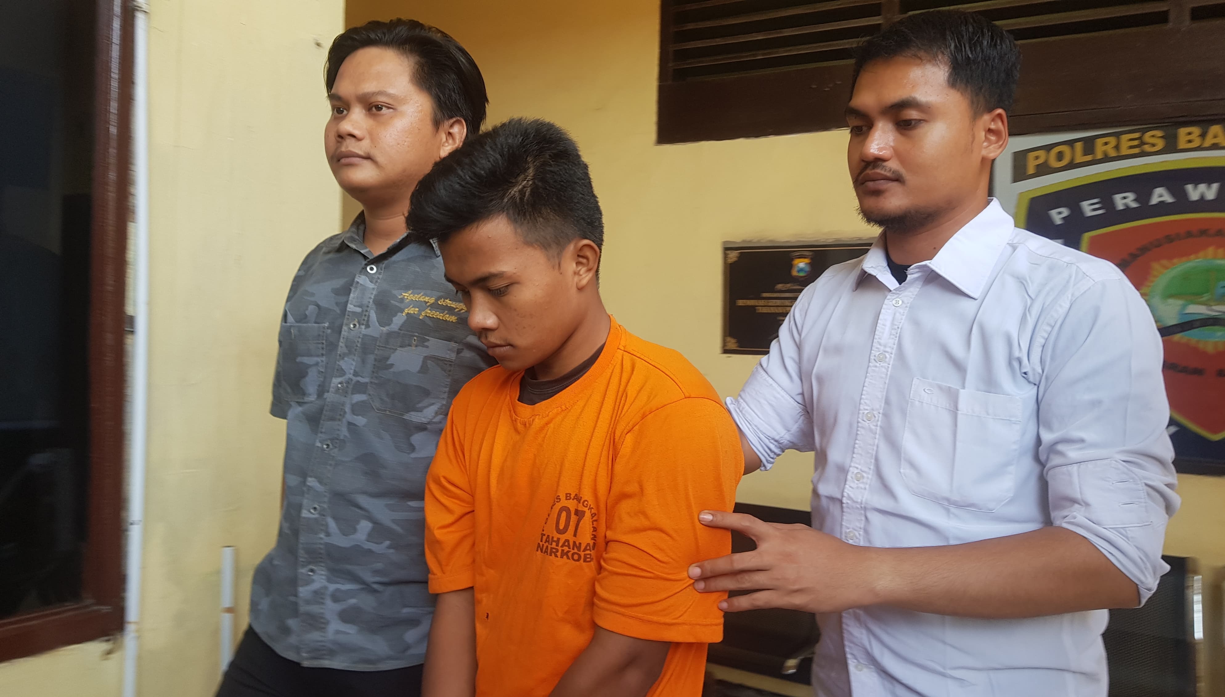 PASRAH: Aparat saat menggiring tersangka Rifqi Fauzan di Mapolres Bangkalan, Senin (23/6).