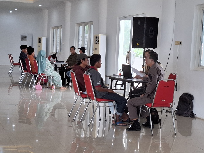 KETAT: Penyidik Kejati Jatim saat meminta keterangan sejumlah penerima BSPS Sumenep di Gedung Islamic Center, Desa/Kecamatan Batuan, Kamis (22/5). (MOH. IQBAL/JPRM)