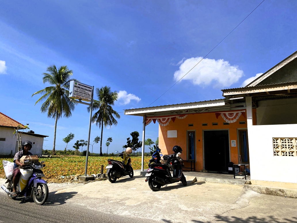 TUTUP SETAHUN: Pengemudi sepeda motor melintas di depan PMP milik Ahmad Zubairi yang terletak di Desa Bangkes, Kecamatan Kadur, Selasa (22/7).