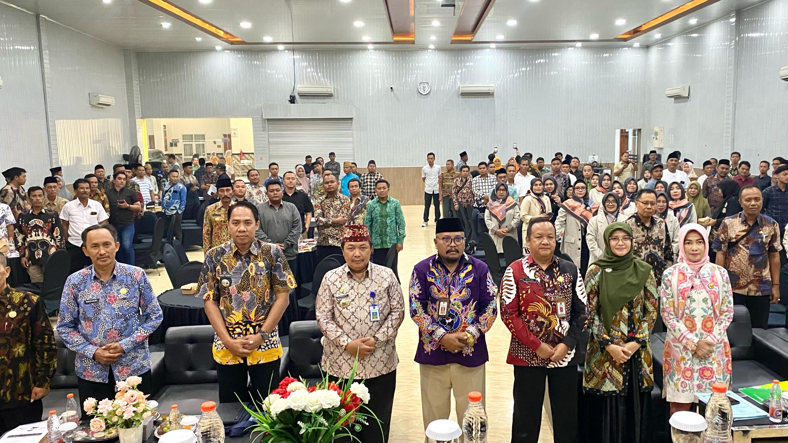 BERSINERGI: Kepala BPJamsostek Pamekasan Anita Ardhiana (dua dari kanan) bersama tamu dan peserta sosialisasi berfoto bersama di Hotel Cahaya Berlian, Kamis (24/7).