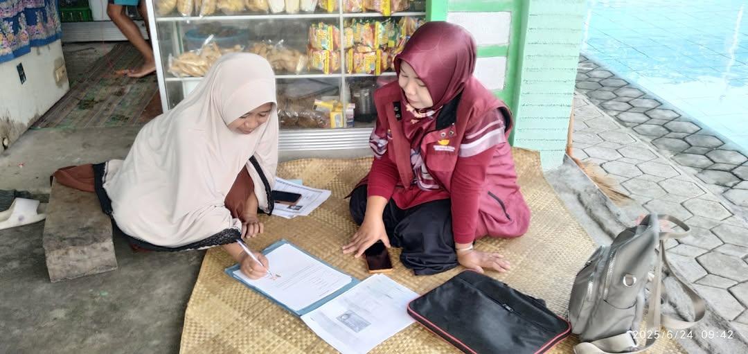 Salah satu warga saat mendaftarkan diri sebagai penerima bansos.