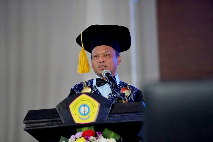 RAMAH: Rektor UTM Prof Dr Safi&rsquo; menyampaikan sambutan dalam kegiatan orasi ilmiah di Gedung Pertemuan UTM Kamis (24/7). (UTM UNTUK JPRM)