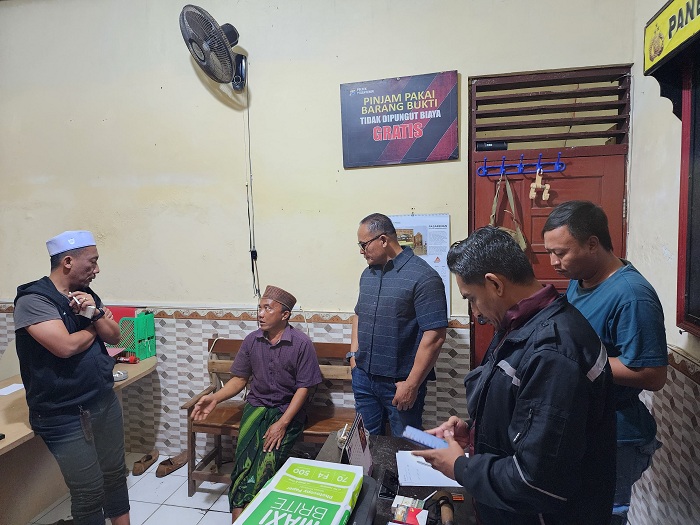 GERAK CEPAT: Polisi mengamankan terduga pelaku penganiayaan Sahur (duduk) di Polsek Pegantenan, Pamekasan, Rabu (23/7) malam. (POLRES PAMEKASAN UNTUK JPRM)