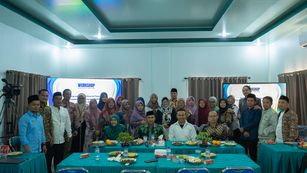 ILMU BARU: Narasumber Workshop Dr. Muchammadun (dua dari kanan) bersama Direktur Utama IBS PKMKK Pamekasan Achmad Muhlis (dua dari kiri) beserta peserta berfoto bersama, Selasa (22/7).