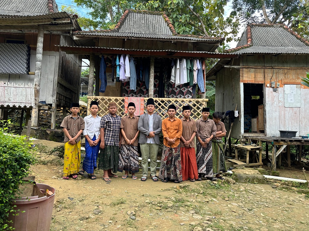 DEKAT: Kasi PD Pontren Kemenag Pamekasan Nurul Ulum, M.Pd (tengah) berfoto bersama santri di PP Al-Ikhlas Pegantenan, Minggu (25/5).