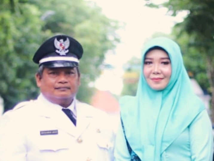 KARISMATIK: Kades Pangarengan Mohammad Aksan berpose bersama istrinya.