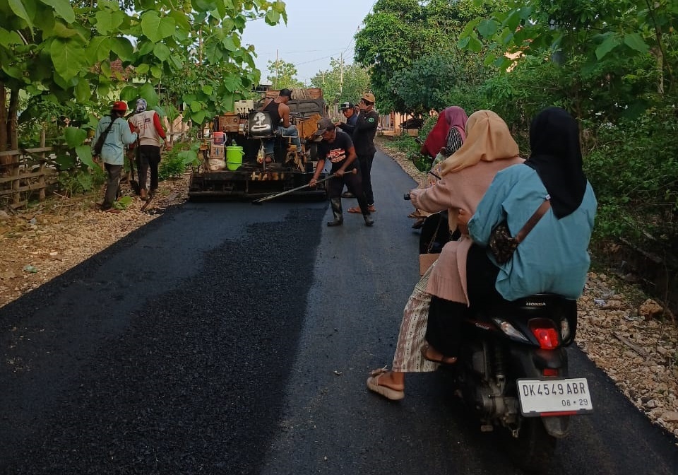 KEJAR TARGET: Para pekerja sedang melakukan pengaspalan jalan kabupaten yang ada di Pulau Kangean pada 2024 lalu.