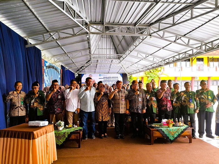BERJEJER: Kepala Dinas Pendidikan Provinsi Jatim Aries Agung Paewai berfoto bersama Kepala Cabdindik Jatim Wilayah Sumenep Budi Sulistyo dan tamu lainnya di SMAN 2 Sumenep Jumat (25/7).