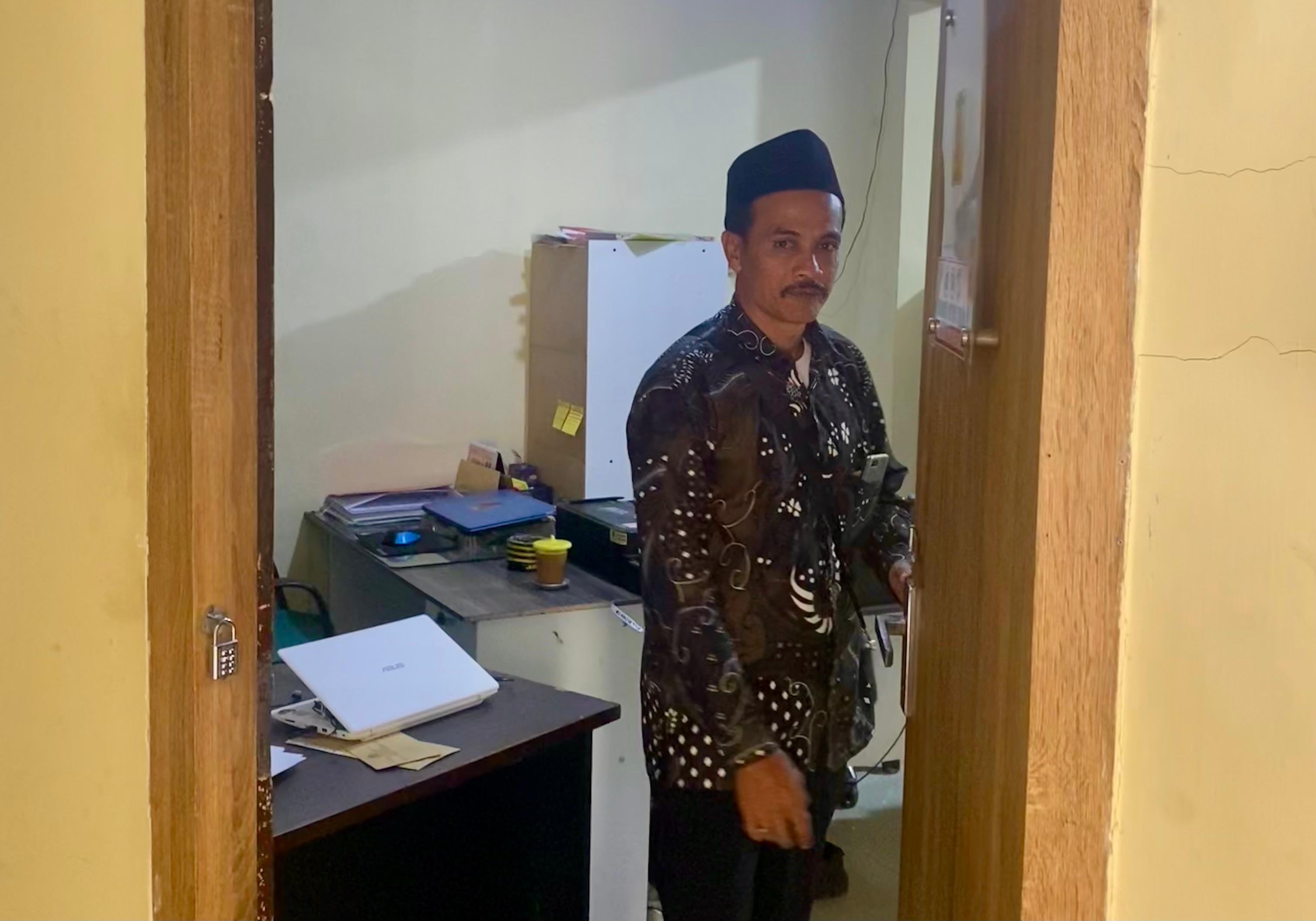CARI KEADILAN: Keluarga pelapor keluar dari ruang Unit PPA Satreskrim Polres Pamekasan, Kamis (24/7).